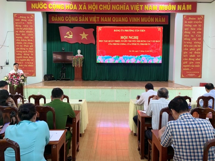 Đảng ủy phường Tân Tiến tổ chức Hội nghị học tập, quán triệt, tuyên truyền các văn bản của Trung ương, của Tỉnh ủy và Thành ủy năm 2024